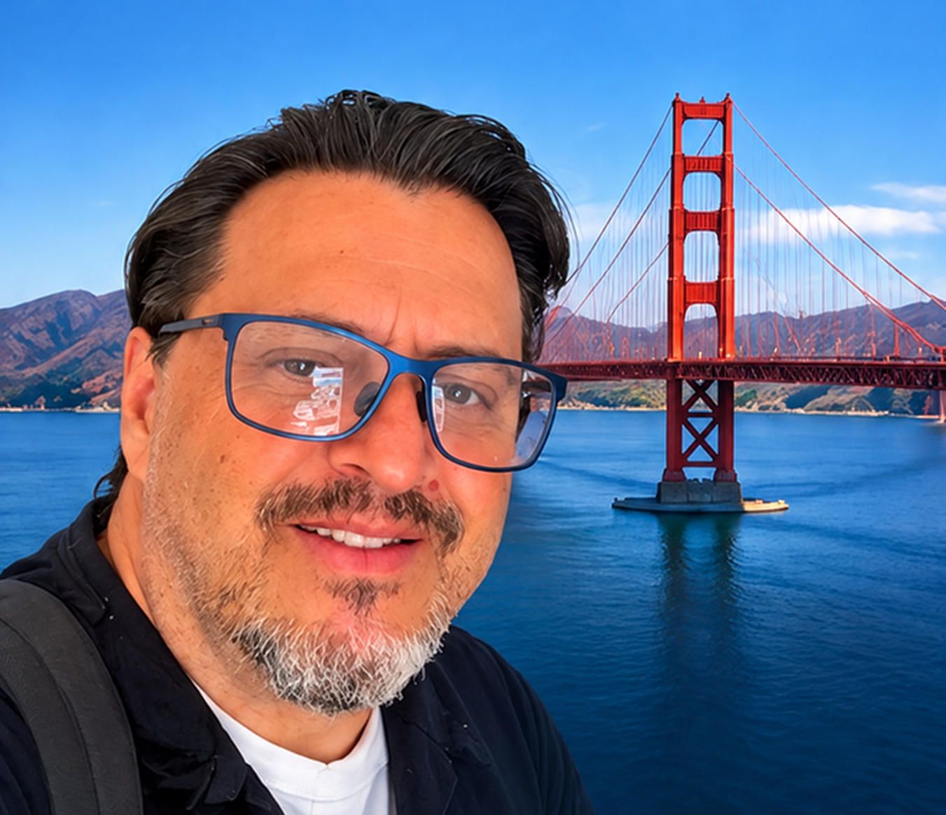 Junior Lima de óculos em frente à ponte Golden Gate, nos Estados Unidos